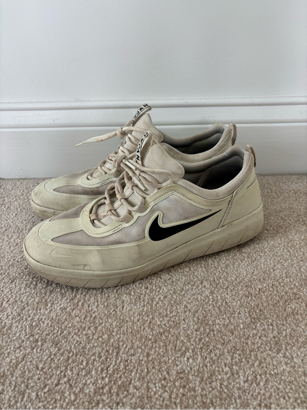 Nike Men’s Cream Sneakers with Black Swoosh